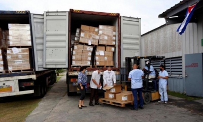 Trabajadores del sector de la salud revisan la mercancía de un contenedor con una donación procedente de Estados Unidos, hoy en La Habana, Cuba. | EFE