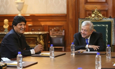 El presidente de México, Andrés Manuel López Obrador, recibe al exmandatario boliviano Evo Morales, este viernes en el Palacio