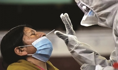 En el coliseo cerrado y la piscina de Obrajes, médicos hacen pruebas de antígeno nasal.