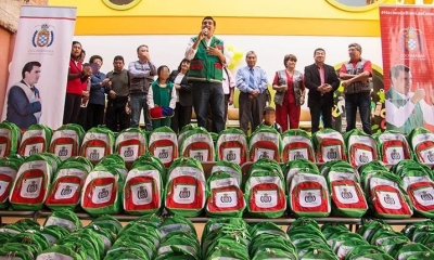 El alcalde electo José María Leyes entrega las mochilas en la gestión 2017. | Foto archivo | GAMC