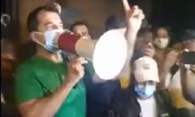Una persona con megáfono en mano pidió la renuncia de Rómulo Calvo.