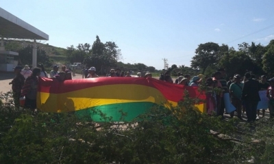 Los vecinos aseguraron que la medida se mantendrá hasta lograr un acuerdo con las autoridades. Foto: EL DEBER