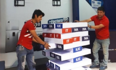 Jenga Tributario, en formato gigante, en el stand del SIN, en la Feria Internacional de Cochabamba/Foto. SIN