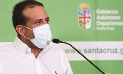 El gobernador cruceño se dirige a Mineros para reunirse con los comunarios.