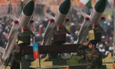 Un soldado Indio saluda junto a unos Misiles, el 26 de enero de 2022 en Nueva Delhi.