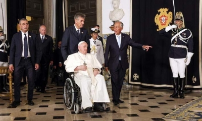 El Papa Francisco acompañado por el presidente de Portugal, Marcelo Rebelo de Sousa, en el Palacio de Belem en Lisboa. | EFE