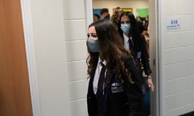 Los alumnos de enseñanza secundaria deberán usar mascarilla en todo momento y deberán hacerse pruebas rápidas de COVID-19. | Fuente: AFP