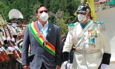 El presidente Luis Arce pasa revista a la columna de cadetes de la Anapol, en La Paz. Foto: ABI
