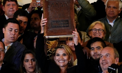 Foto / Archivo : La presidenta interina de Bolivia Jeanine Añez levanta una Biblia en el Palacio Presidencial en La Paz.