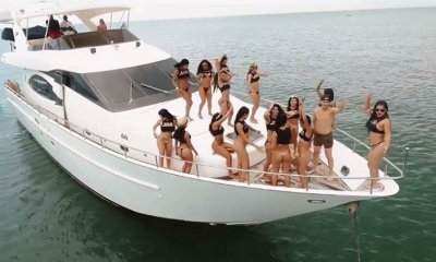 Un barco con bandera panameña llevará a los 30 pasajeros y las 60 chicas de compañía a una isla privada