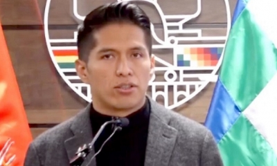 El presidente del Senado, Andrónico Rodríguez, en conferencia de prensa.