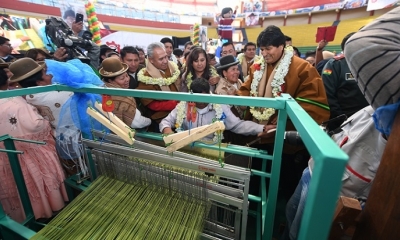 El presidente Evo Morales transfirió activos productivos a micro y pequeñas empresas (Mypes) y entregó herramientas a lecheros. Foto: ABI