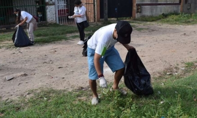 Voluntarios en plena jornada de limpieza.