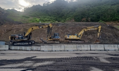 Maquinaria realiza el retiro de tierra que llegó a la plataforma de El Sillar.