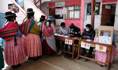 Personas esperan para votar en un colegio electoral en Cohoni, Bolivia, 18 de octubre de 2020.