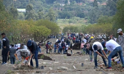 Jóvenes forestan cuenca Khora.