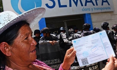 Las amas de casa muestran sus facturas de agua