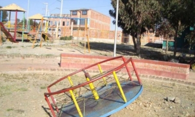Tres menores de 6, 8 y 9 años, fueron dejados por la madre en una plaza del barrio Los Chapacos, para que jueguen.