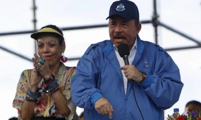 El presidente de Nicaragua, Daniel Ortega, acompañado por su esposa y vicepresidenta Rosario Murillo