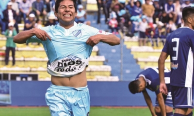 Érick Cano celebra un gol en Bolívar.