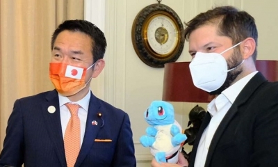 Gabriel Boric (derecha) y su Pokémon