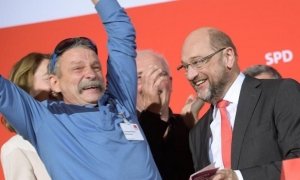 El líder de los socialdemócratas alemanes Martin Schulz celebra la victoria en la céntrica región alemana de la Baja Sajonia. / Reuters
