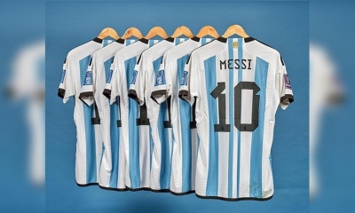Camisetas que Lionel Messi usó en el Mundial Catar 2023, antes de la subasta. | EFE