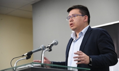 El ministro de Planificación del Desarrollo, Sergio Cusicanqui, en conferencia de prensa.
