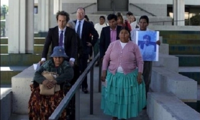 Familiares de las víctimas de octubre, junto con sus abogados, luego de escuchar el veredicto del jurado en Estados Unidos. Foto: EL DEBER