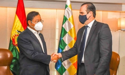 Presidente Luis Arce junto a Mauricio Claver-Carone, presidente del BID, este jueves. Foto: Twitter (Luis Arce) .