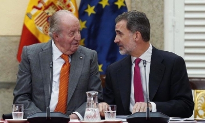 El rey Felipe VI (d) junto a su padre, el rey emérito Juan Carlos I, durante la reunión del patronato de la Fundación Cotec, en 2019. | EFE