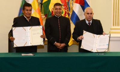 El Ministro Eugenio Rojas y el embajador de Cuba en Bolivia, Benigno Pérez firmaron un acuerdo. Foto: ABI