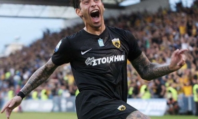 Sergio Araujo celebra un gol para el Aris Salónica.