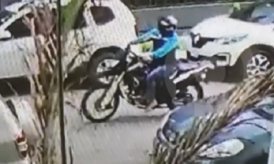 Los delincuentes escaparon en un motocicleta/Foto. Captura de pantalla