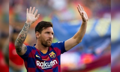 Lionel Messi saluda a los aficionados. | Foto archivo | AFP