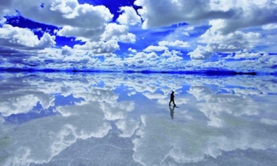 En esta época, el salar se convierte en espejo.