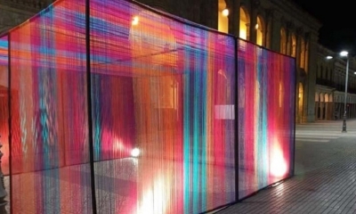 Coloridas estructuras geométricas plaza 14 de Septiembre