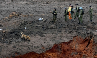 Los rescatistas se preparan para buscar a los mineros desparecidos tras el deslave que los arrastró al lago en Hpakant, Kachin, Myanmar 