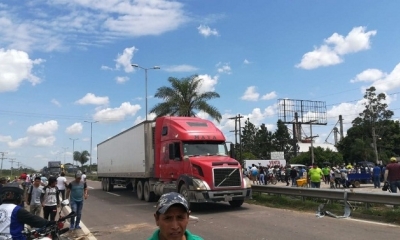 La Policía llegó a la ruta a Warnes para conversar con los bloqueadores. Al final, la vía fue despejada. Foto: EL DEBER