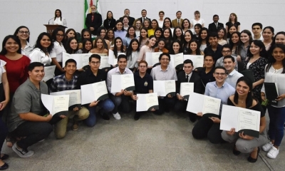 Más de 50 estudiantes recibieron la beca/Foto. RRSS
