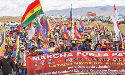 La gran marcha ingresa a Calamarca, donde es recibida por las autoridades municipales y la población.