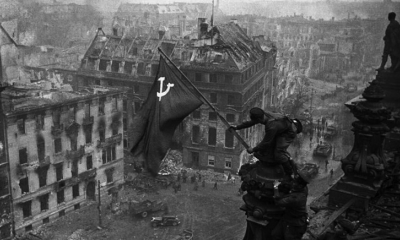 Icónica imagen de la puesta de la bandera de la Victoria sobre el Reichstag en la cúpula del Reichstag 