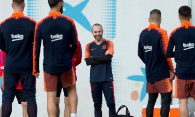 Andrés Iniesta, en el centro de la imagen, durante un entrenamiento del Barcelona en el mes de abril. Foto: EFE