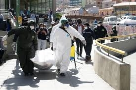 Levantamiento de un cadaver por Covid-19 en pleno centro de La Paz hace meses | La Razón 