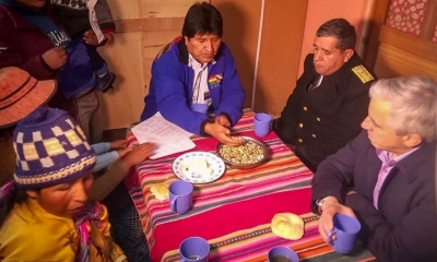 Presidente y Vicepresidente Desayunan junto a una familia humilde. Foto: ABI