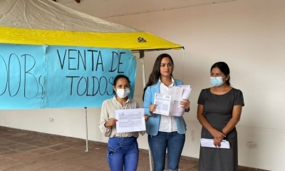 La diputada Luisa Nayar (centro) denuncia compra irregular de los toldos con sobreprecio. 
