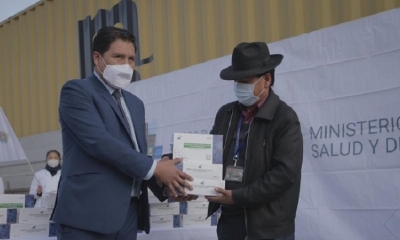 2,4 millones de pruebas antígeno nasal llegan a Bolivia.