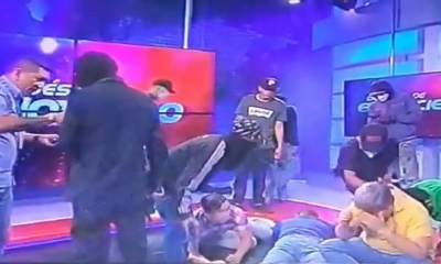 Sujetos armados irrumpen en canal de TV en plena transmisión.