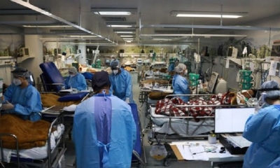 Los trabajadores de la salud atienden a pacientes infectados con COVID-19 
