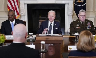 Joe Biden, con dirigentes militares, en Washington. AP 